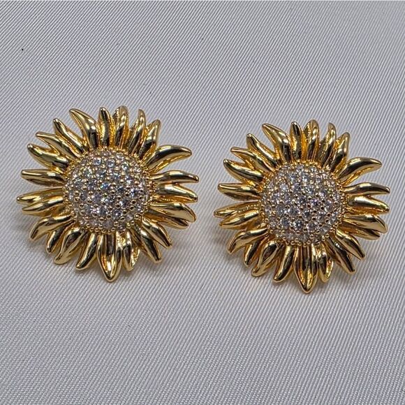 🔥⏭️NIB Sunflower 14k Gold Plated Stud Earrings - Picture 11 of 15